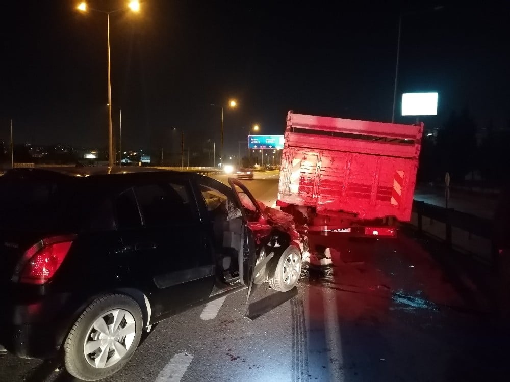 Otomobil emniyet şeridinde duran kamyonete arkadan çarptı: 1 ağır yaralı 