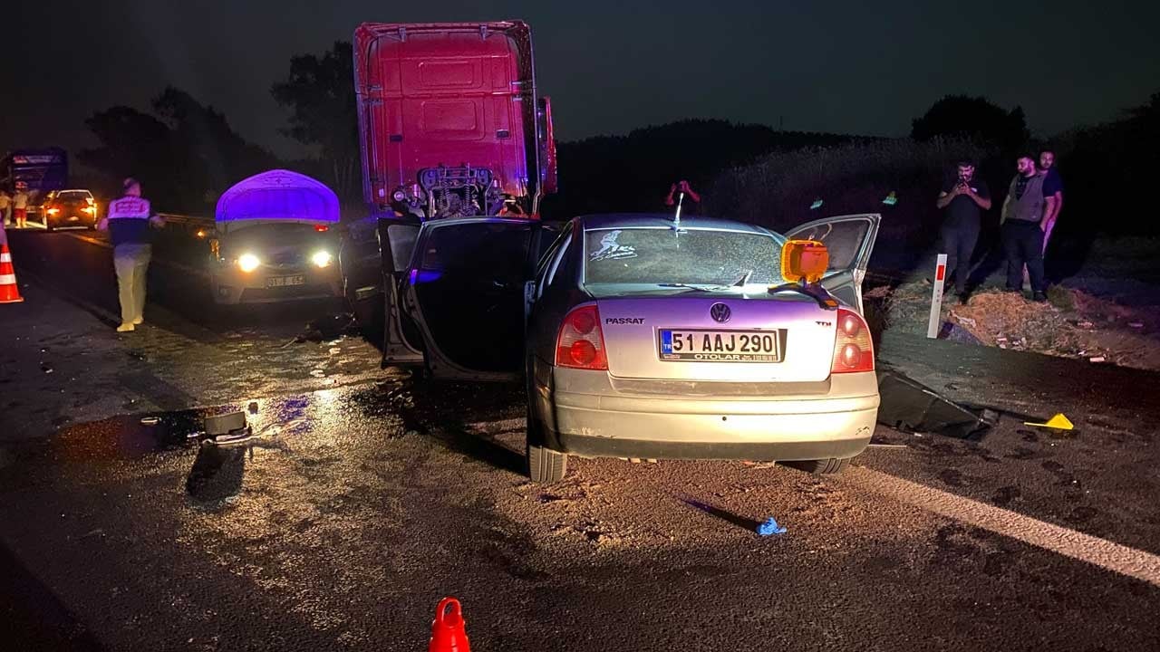 Otomobil emniyet şeridindeki TIR’a çarptı! 2 kişi hayatını kaybetti