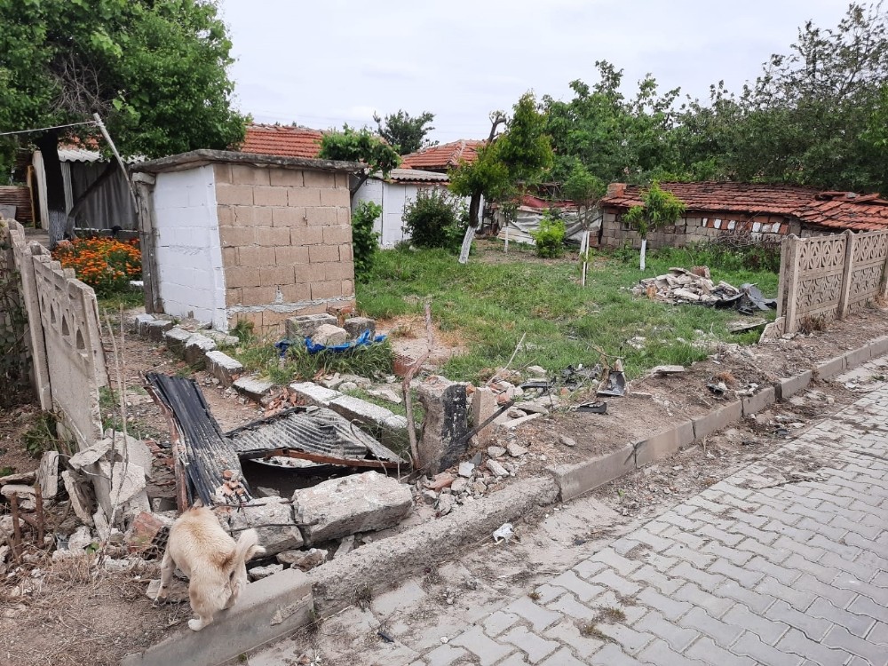 Otomobil evin bahçe duvarına çarptı 