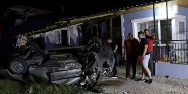 Otomobil evin bahçesine devrildi: 2 yaralı