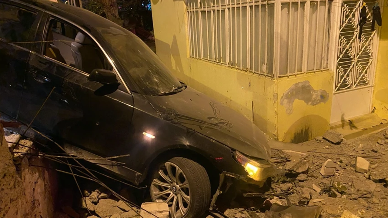 Otomobil evin bahçesine uçtu, sürücü ise...