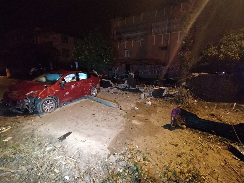 Otomobil evin duvarına çarptı: 4 yaralı 