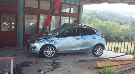 Otomobil evin terasına uçtu: 2 kişi yaralandı