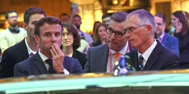 Otomobil fuarına damga vuran an! Macron böyle baktı