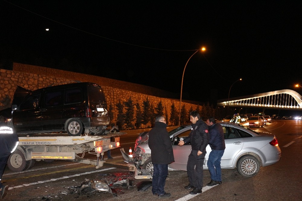 Otomobil hafif ticari araçla çarpıştı: 4 yaralı 
