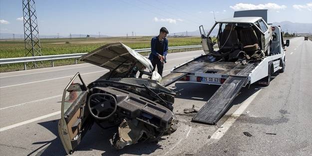 Otomobil ikiye bölündü: Yaralılar var