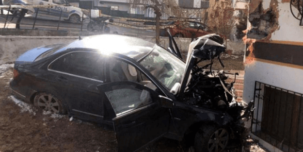 Otomobil ile çarpışan 22 yaşındaki motokurye hayatını kaybetti