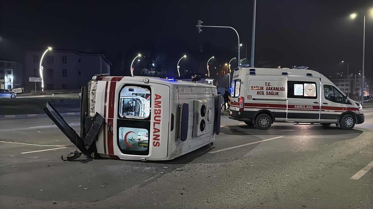 Otomobil ile çarpışan ambulans devrildi: 3 sağlık personeli yaralı