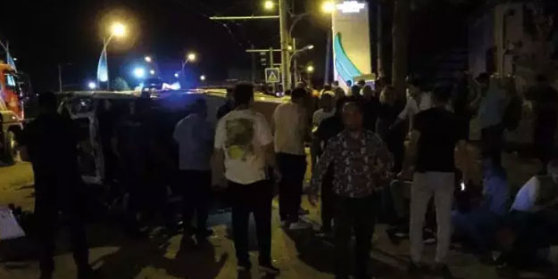 Otomobil ile çarpışan işçi servisi devrildi