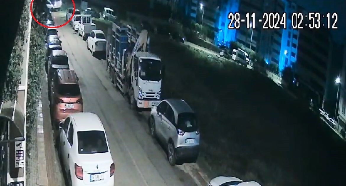 Otomobil ile çarpışan servis minibüsünün yan yattığı kaza kamerada