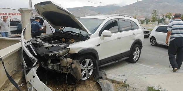 Otomobil ile cip çarpıştı: Yaralılar var