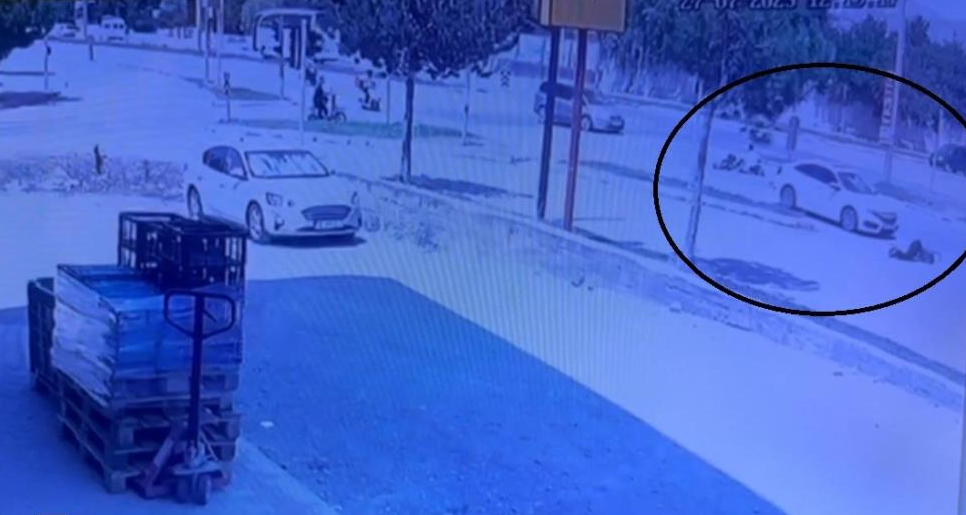 Otomobil ile elektrikli bisikletin çarpışma anı