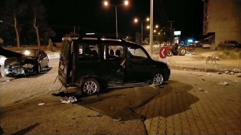 Otomobil ile hafif ticari araç çarpıştı: 3 yaralı 