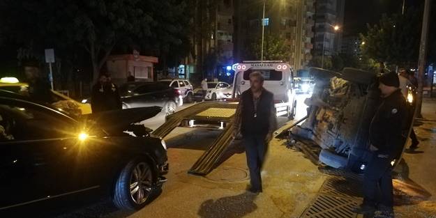 Otomobil ile hafif ticari araç çarpıştı: 3 yaralı