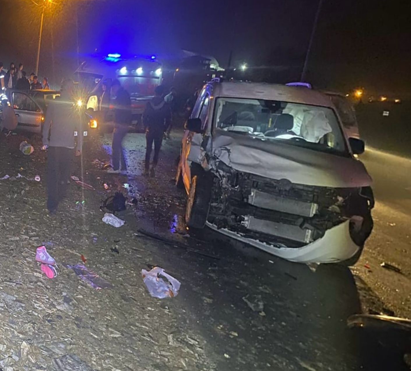 Otomobil ile hafif ticari araç çarpıştı: 3’ü çocuk 4 yaralı