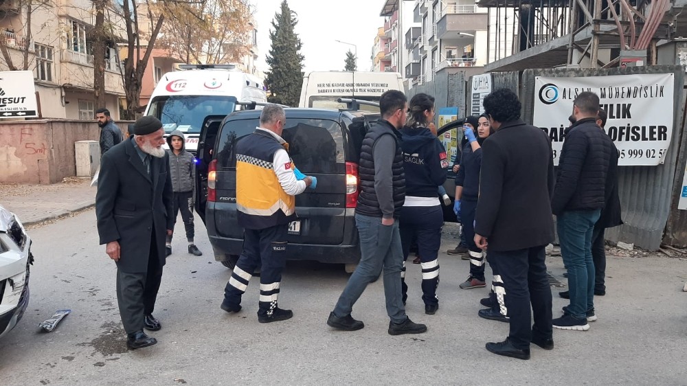 Otomobil ile hafif ticari araç çarpıştı: 4 yaralı 