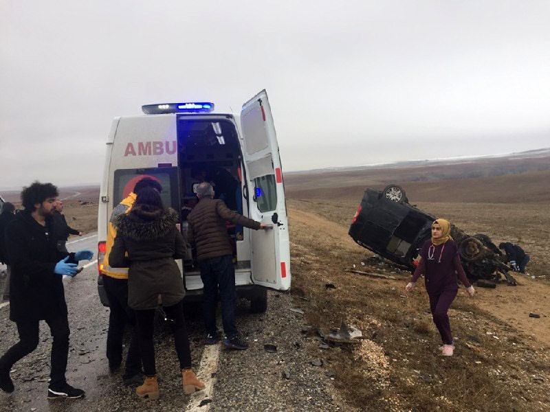 Otomobil ile hafif ticari araç kafa kafaya çarpıştı: 4 yaralı 