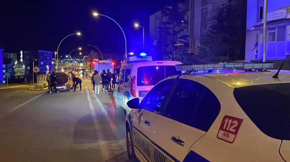 Otomobil ile hafif ticari araç üst geçitte çarpıştı