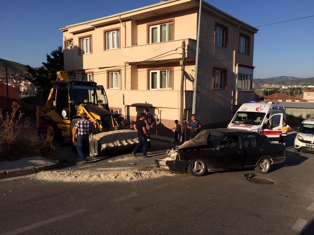 Otomobil ile iş makinası çarpıştı; 1 yaralı 