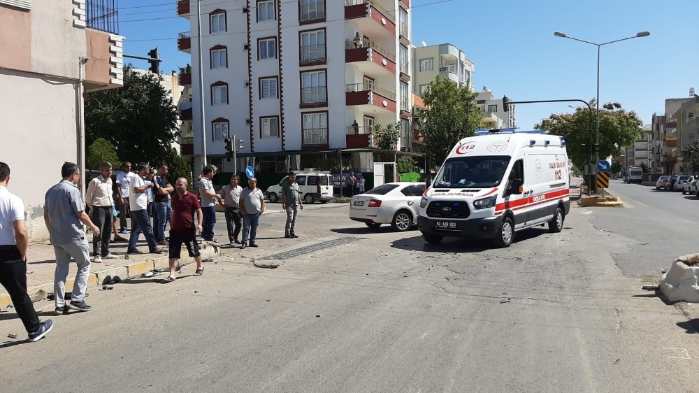 Otomobil ile kamyonet çarpıştı: 1 Yaralı 