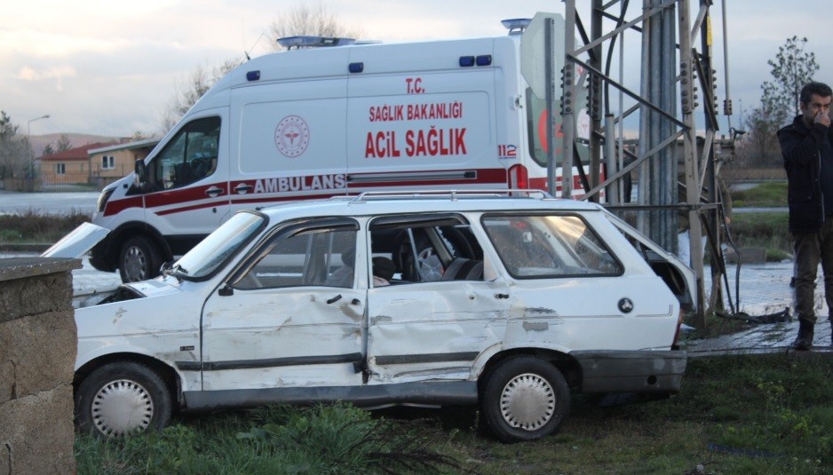 Otomobil ile kamyonet çarpıştı: 1 yaralı