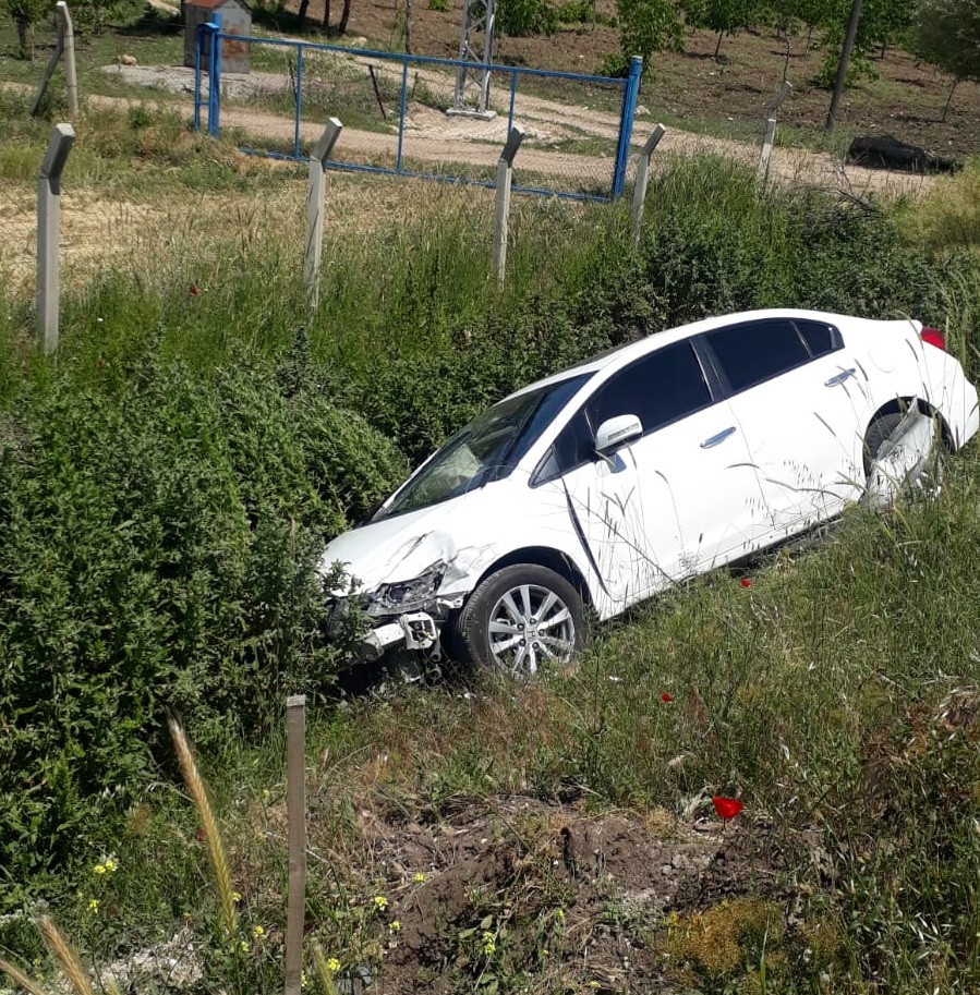 Otomobil ile kamyonet çarpıştı: 2 yaralı 