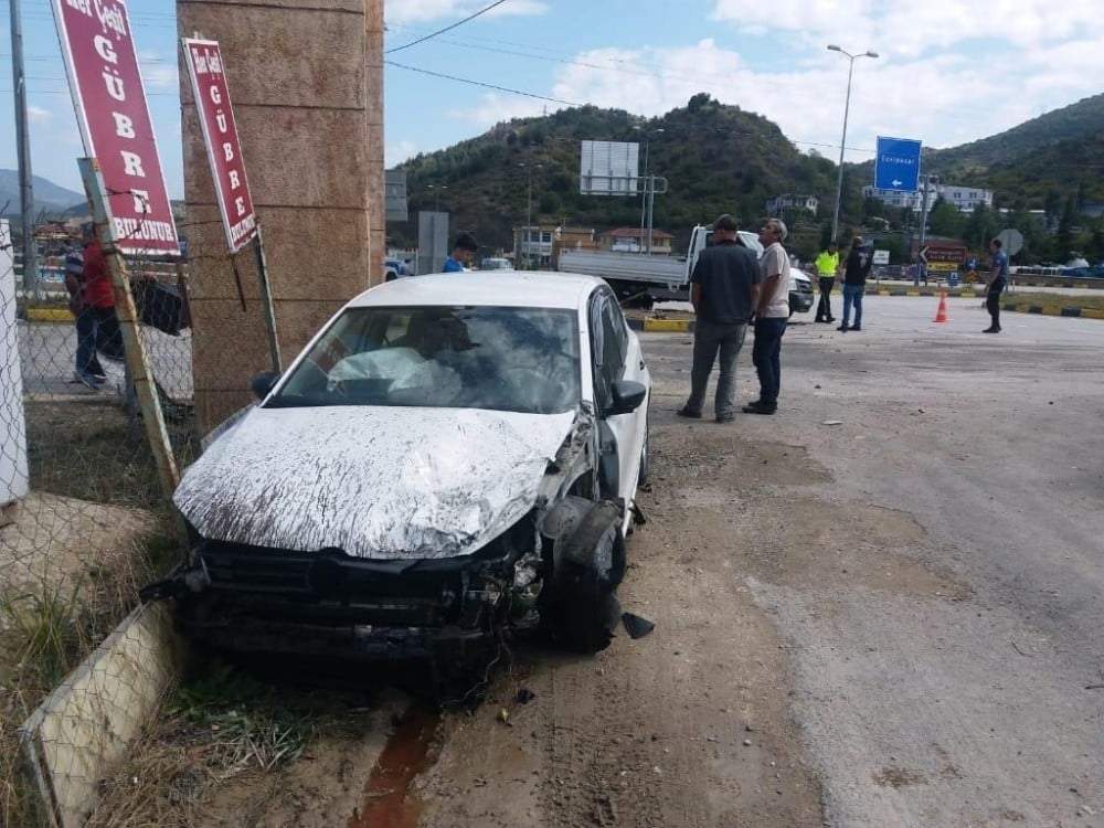 Otomobil ile kamyonet çarpıştı: 5 yaralı 
