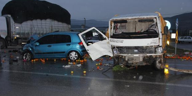Otomobil ile kamyonet çarpıştı: 6 yaralı