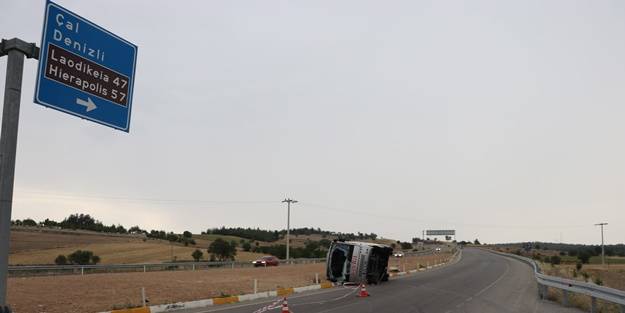 Otomobil ile midibüs çarpıştı: Yaralılar var