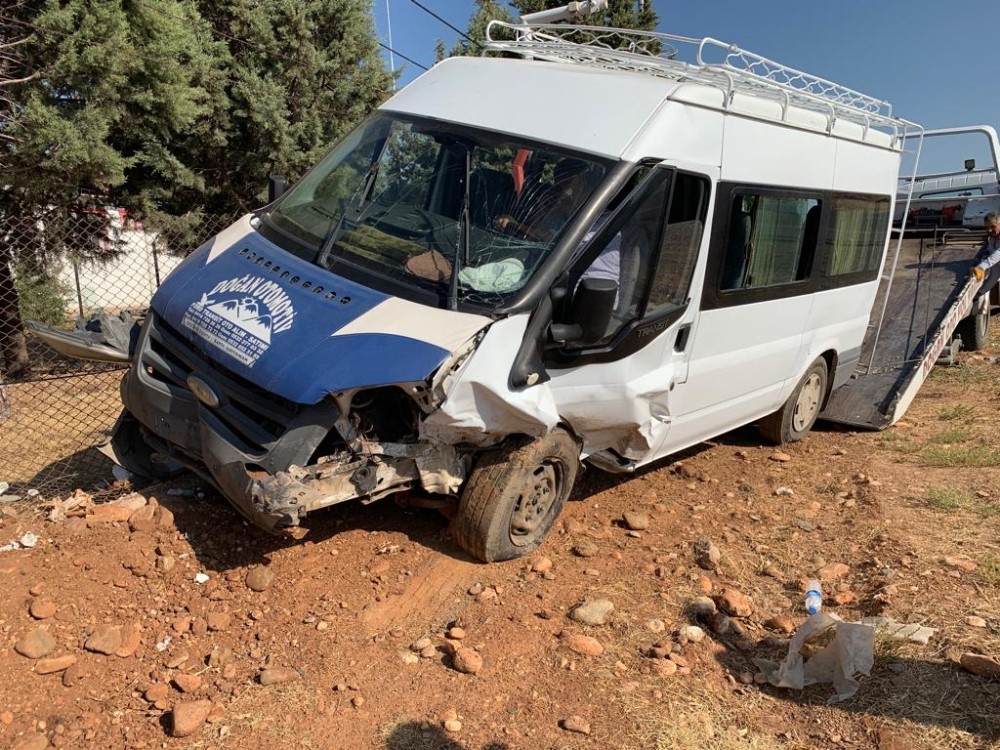 Otomobil ile minibüs çarpıştı: 12 yaralı 