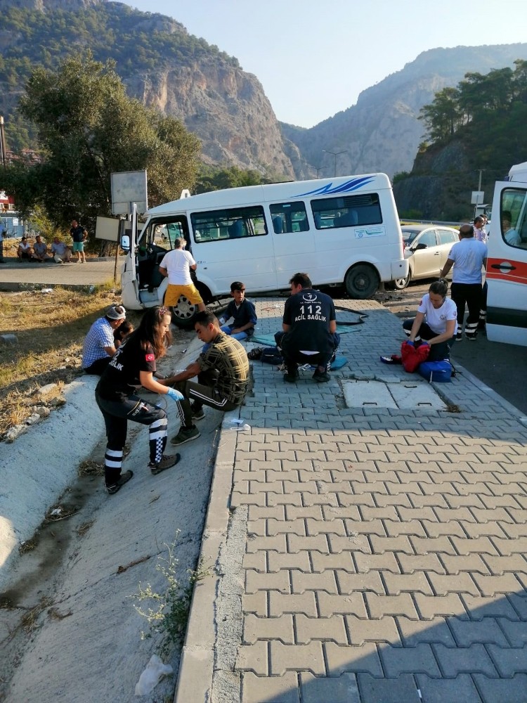Otomobil ile minibüs çarpıştı: 9 yaralı 