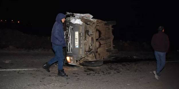 Otomobil ile minibüs kafa kafaya çarpıştı