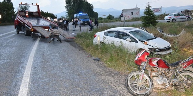 Otomobil ile motosiklet çarpıştı: 1 ölü, 2 yaralı
