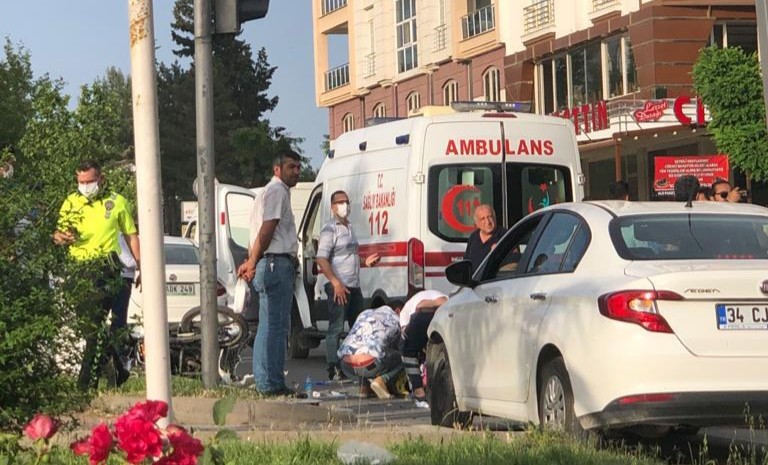 Otomobil ile motosiklet çarpıştı: 2 yaralı 