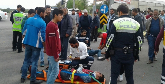 Otomobil ile motosiklet çarpıştı: 5 yaralı