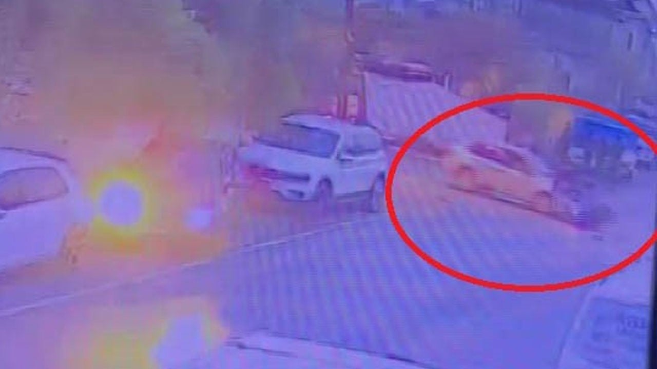 Otomobil ile motosiklet çarpıştı! Korkunç kaza kamerada