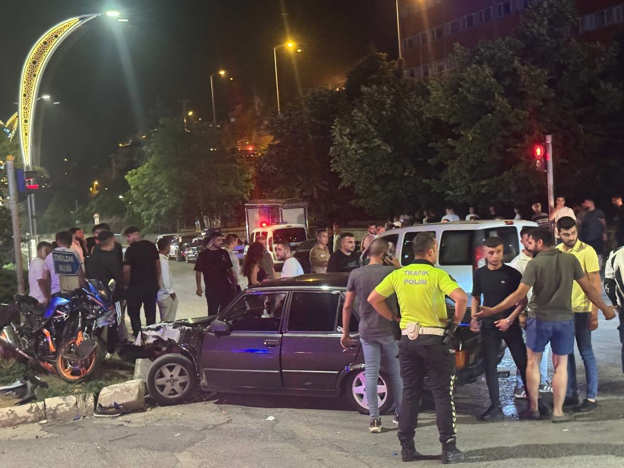 Otomobil ile motosiklet kavşakta çarpıştı