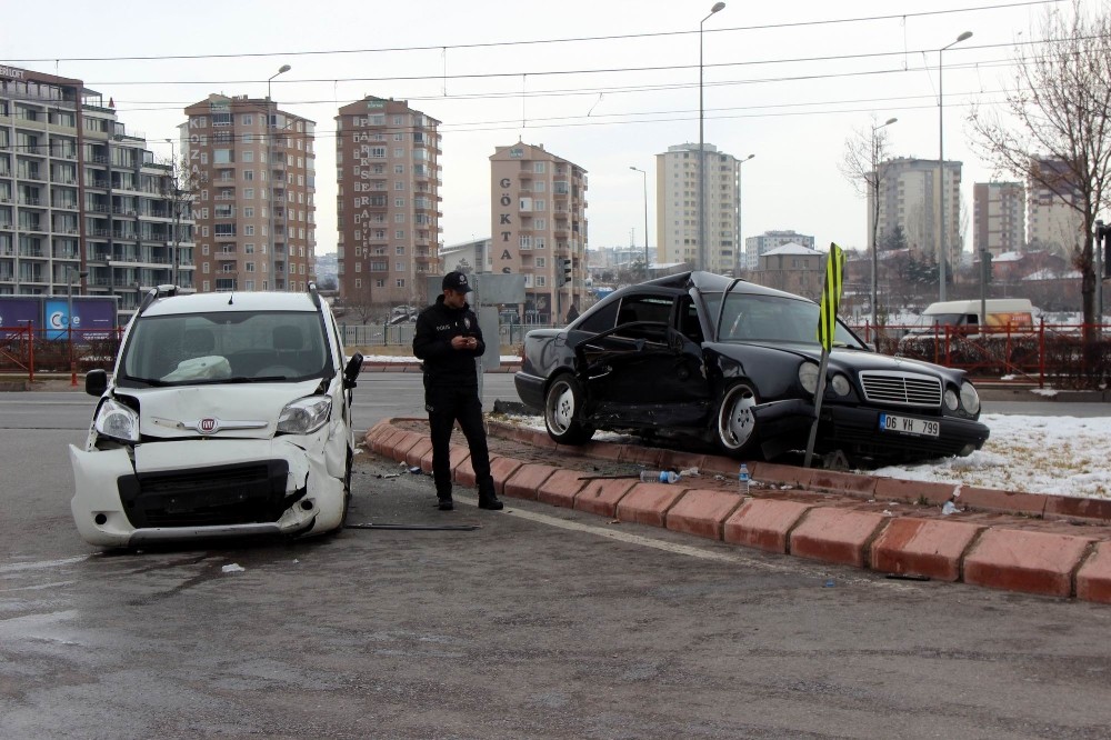 Otomobil ile ticari araç çarpıştı: 9 yaralı 