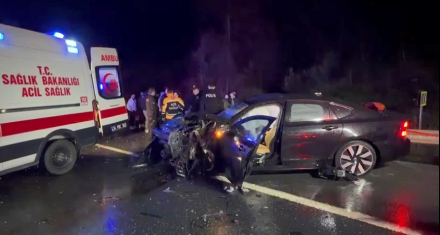 Otomobil ile ticari araç kafa kafaya çarpıştı: 1 ölü, 5 yaralı