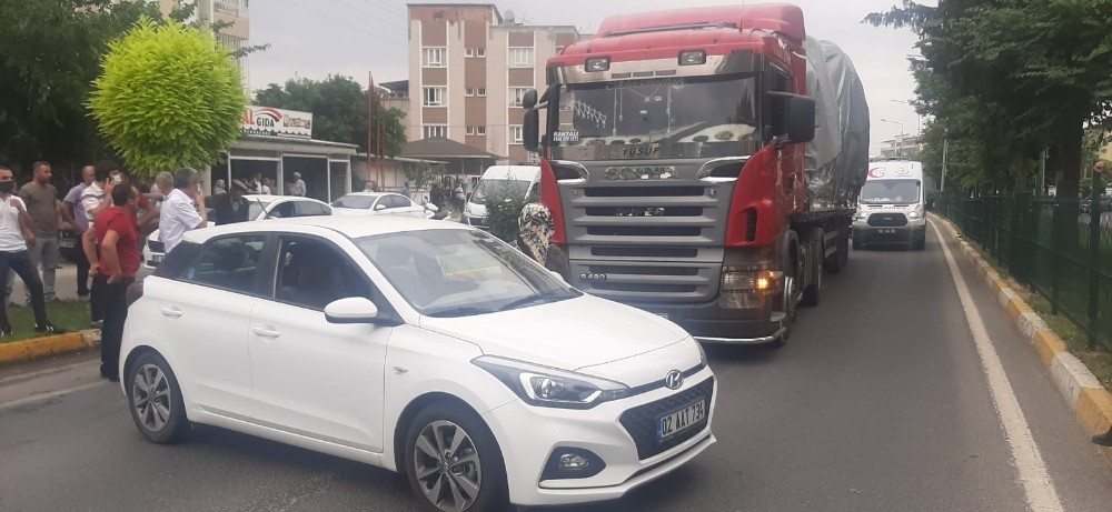Otomobil ile tır çarpıştı 