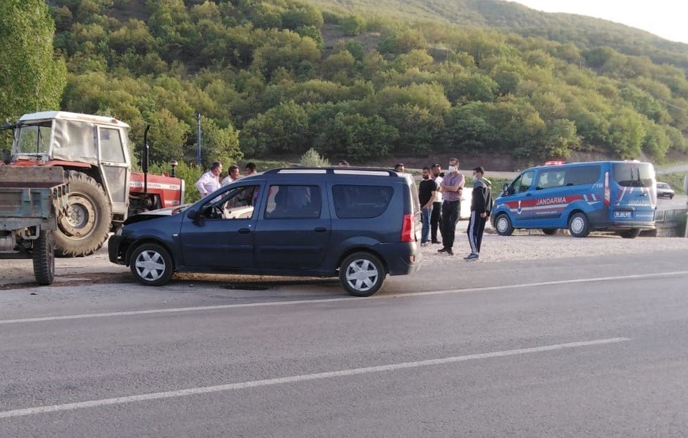 Otomobil ile traktör çarpıştı: 1 ölü, 1 yaralı 