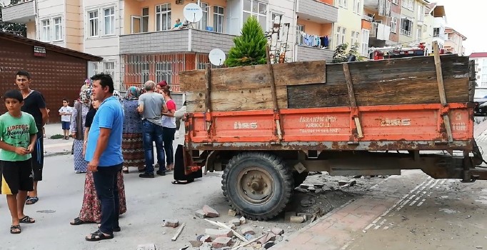 Otomobil ile traktör çarpıştı: 5 kişi yaralandı