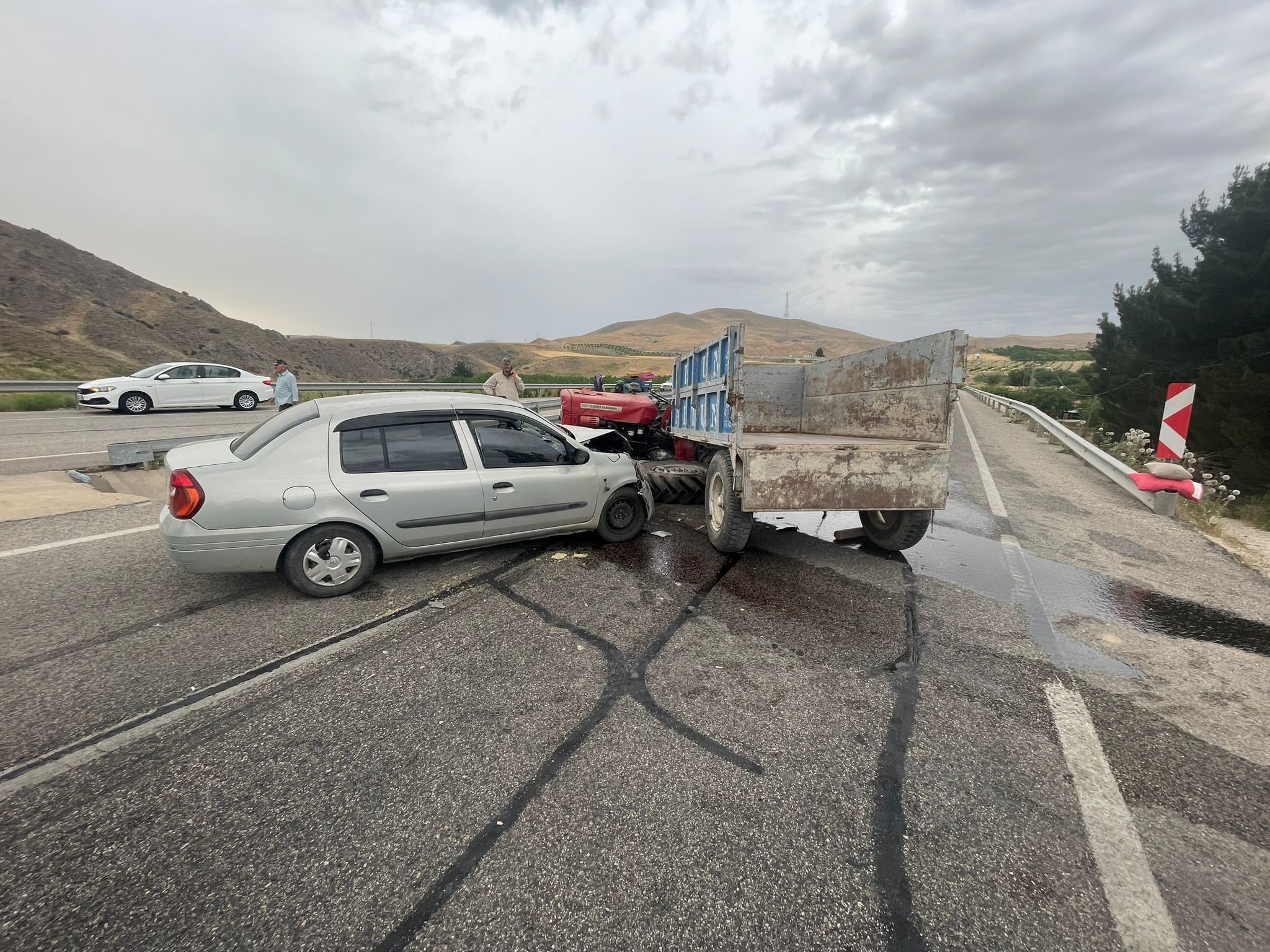 Otomobil ile traktör çarpıştı: 6 yaralı