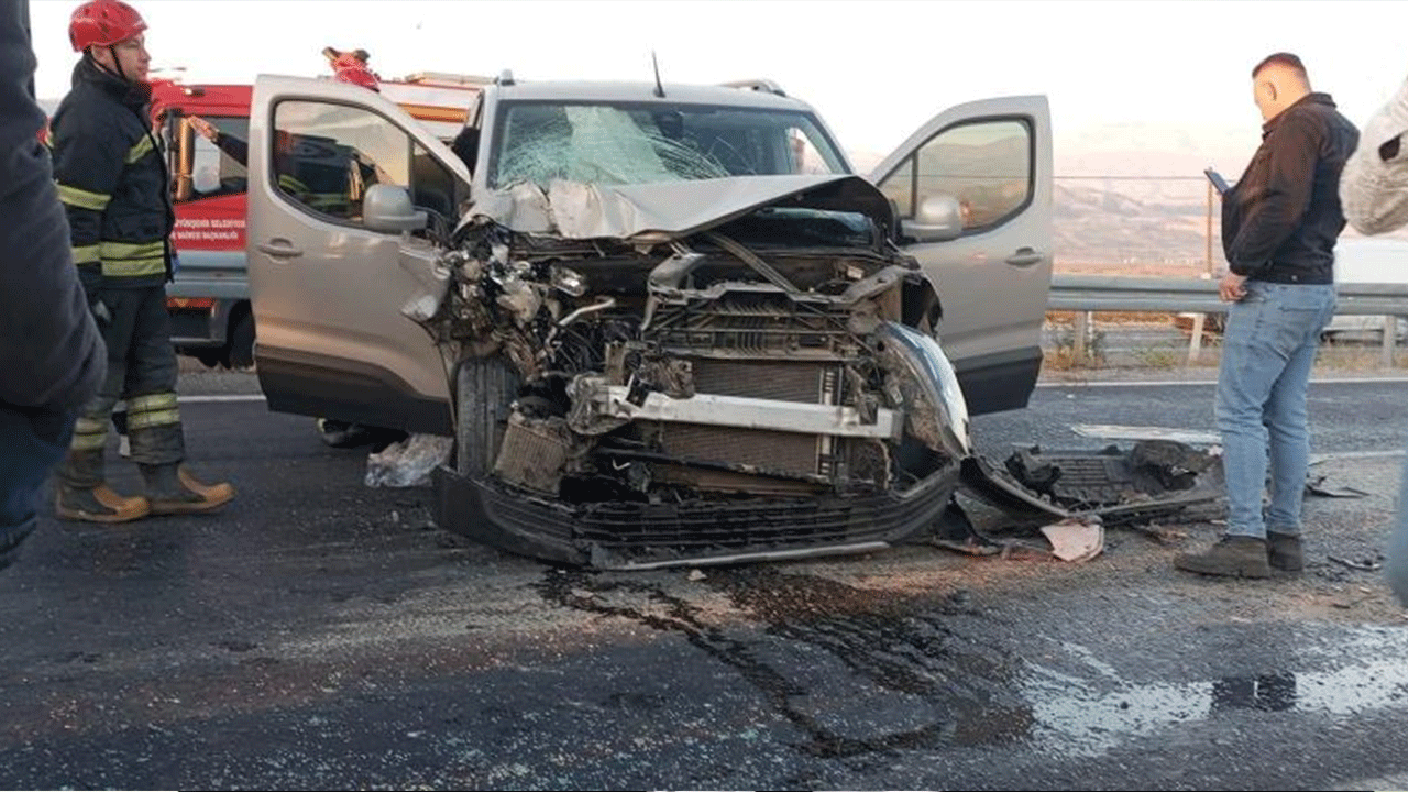 Otomobil ile yolcu minibüsü çarpıştı: Çok sayıda yaralı var