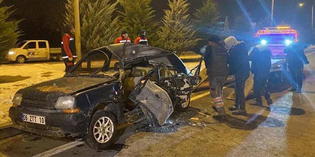 Otomobil ile yolcu otobüsü çarpıştı