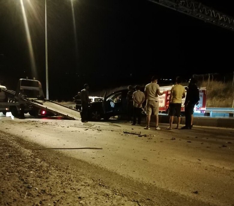 Otomobil iş makinasına arkadan çarptı: 3 yaralı 