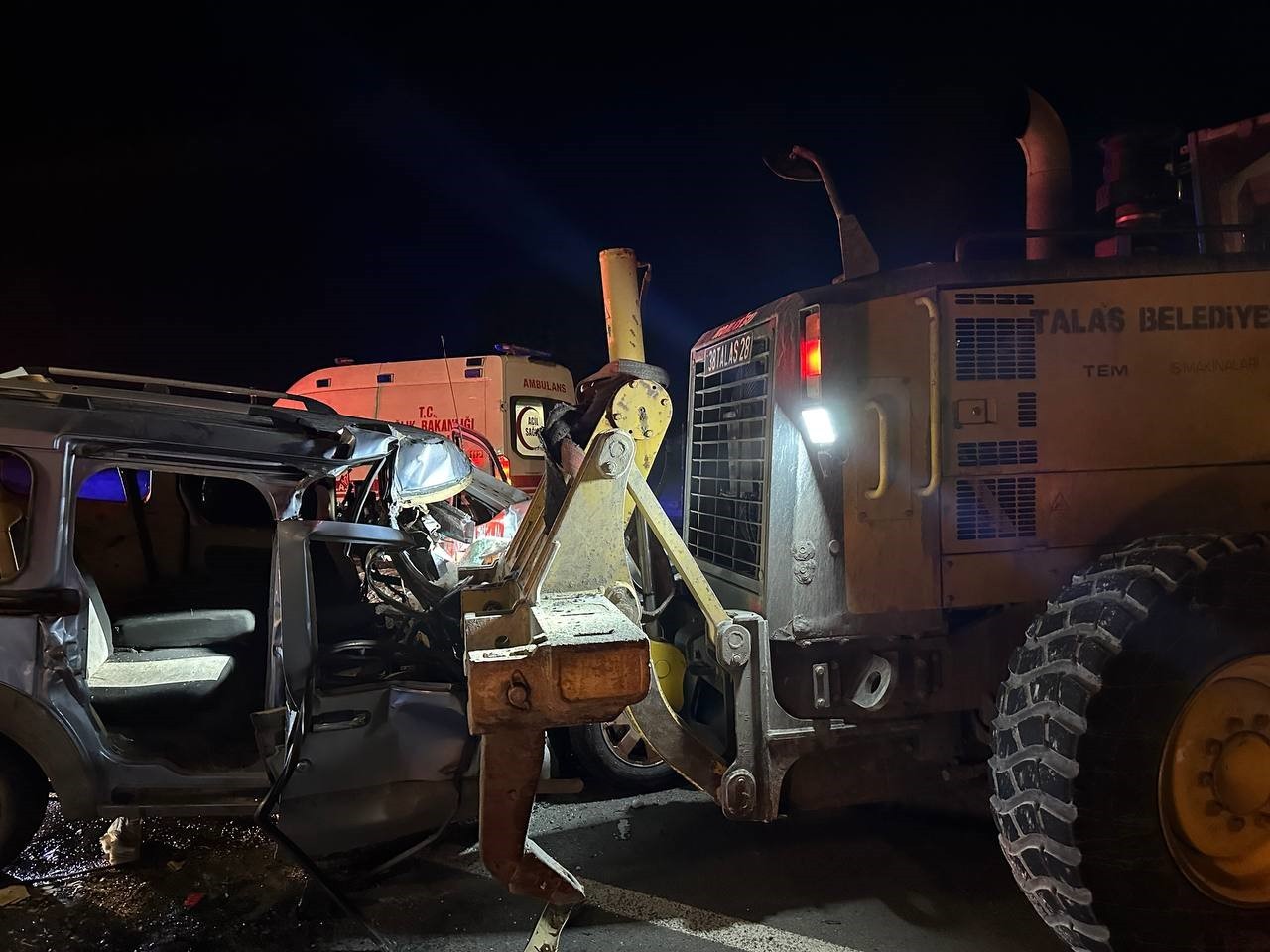 Otomobil iş makinesine çarptı: 1’i ağır 2 yaralı