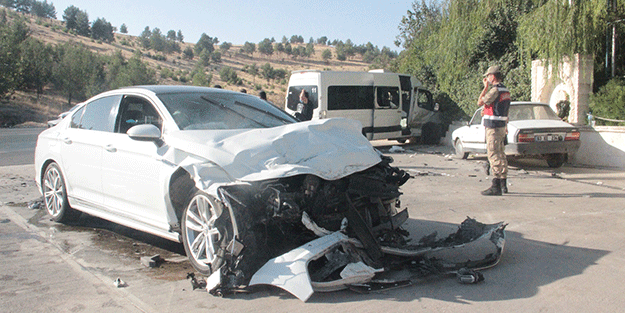 Otomobil işçi servisine çarptı: 15 yaralı