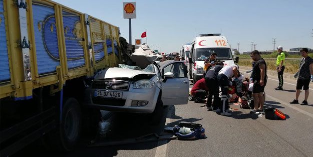 Otomobil ışıkta bekleyen kamyonun altına girdi: 4 yaralı