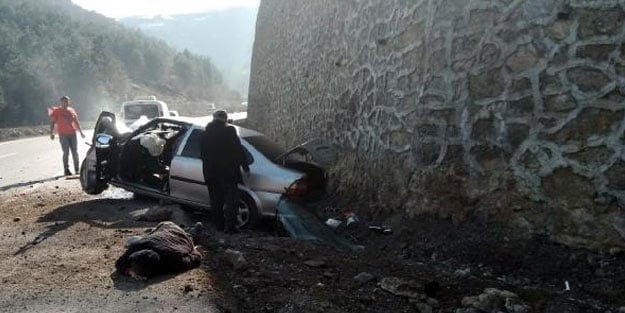 Otomobil istinat duvarına çarptı: Baba ve oğlu yaralı